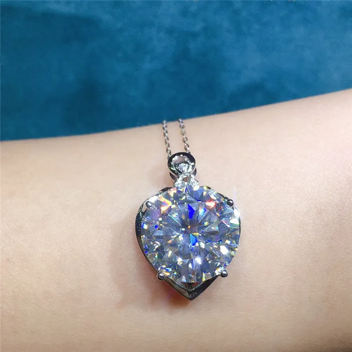 10 Carat D Color Round Cut Solitaire Subtle Heart Halo VVS Moissanite Necklace Leyloon Jewelry Necklaces 10 Carat D Color Round Cut Solitaire Subtle Heart Halo VVS Moissanite Necklace Leyloon Jewelry Necklaces