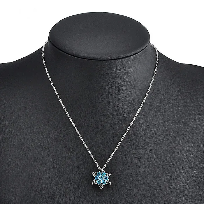 Free Necklaces LUXE3047 Snowflakes Pendant Necklace
