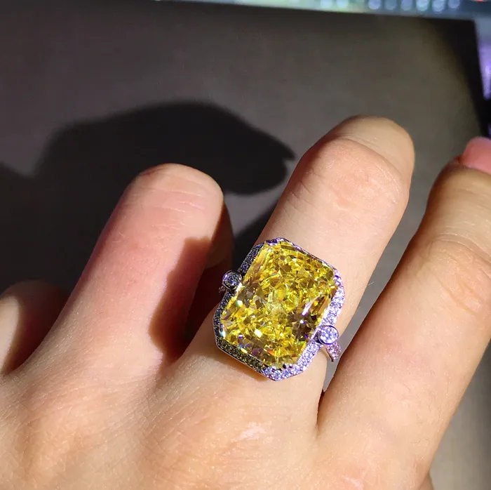 Rings Leyloon Jewelry 8 Carat Yellow Radiant Cut Moissanite Ring VVS Halo Basket Three Stone