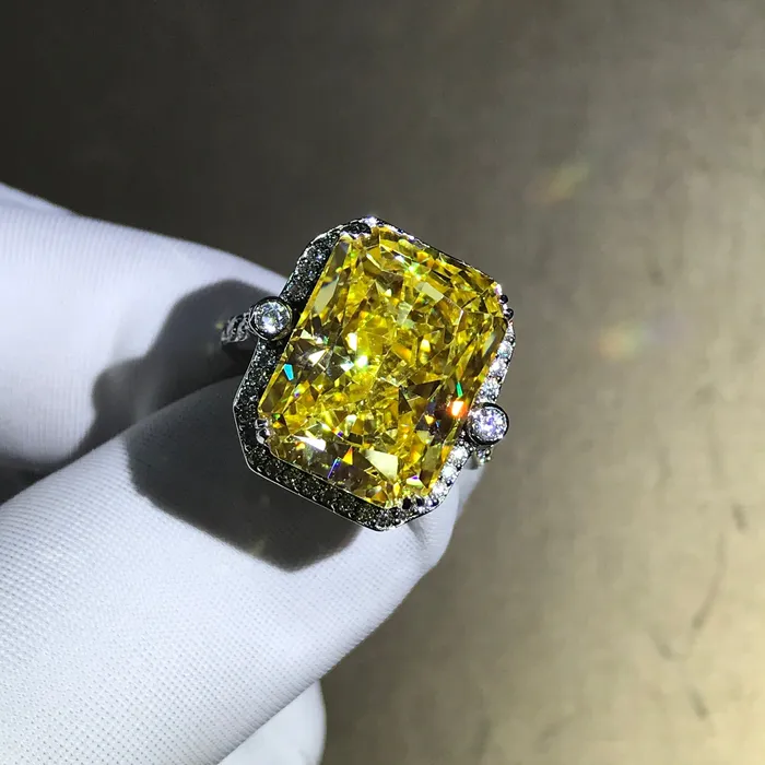 Rings Leyloon Jewelry 8 Carat Yellow Radiant Cut Moissanite Ring VVS Halo Basket Three Stone