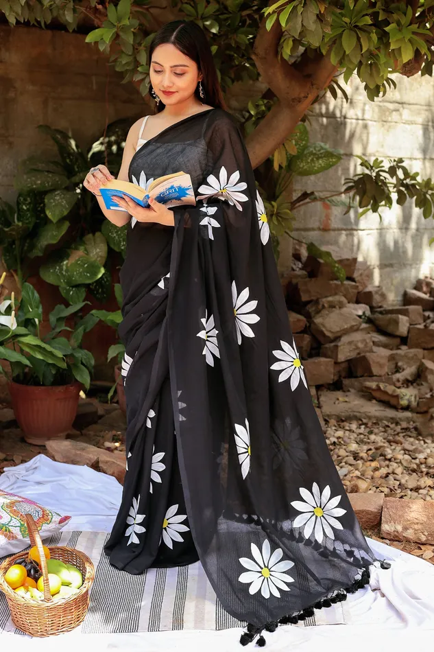 Rings Teejh Teejh Kusuma Black and White Mul Cotton Printed Saree